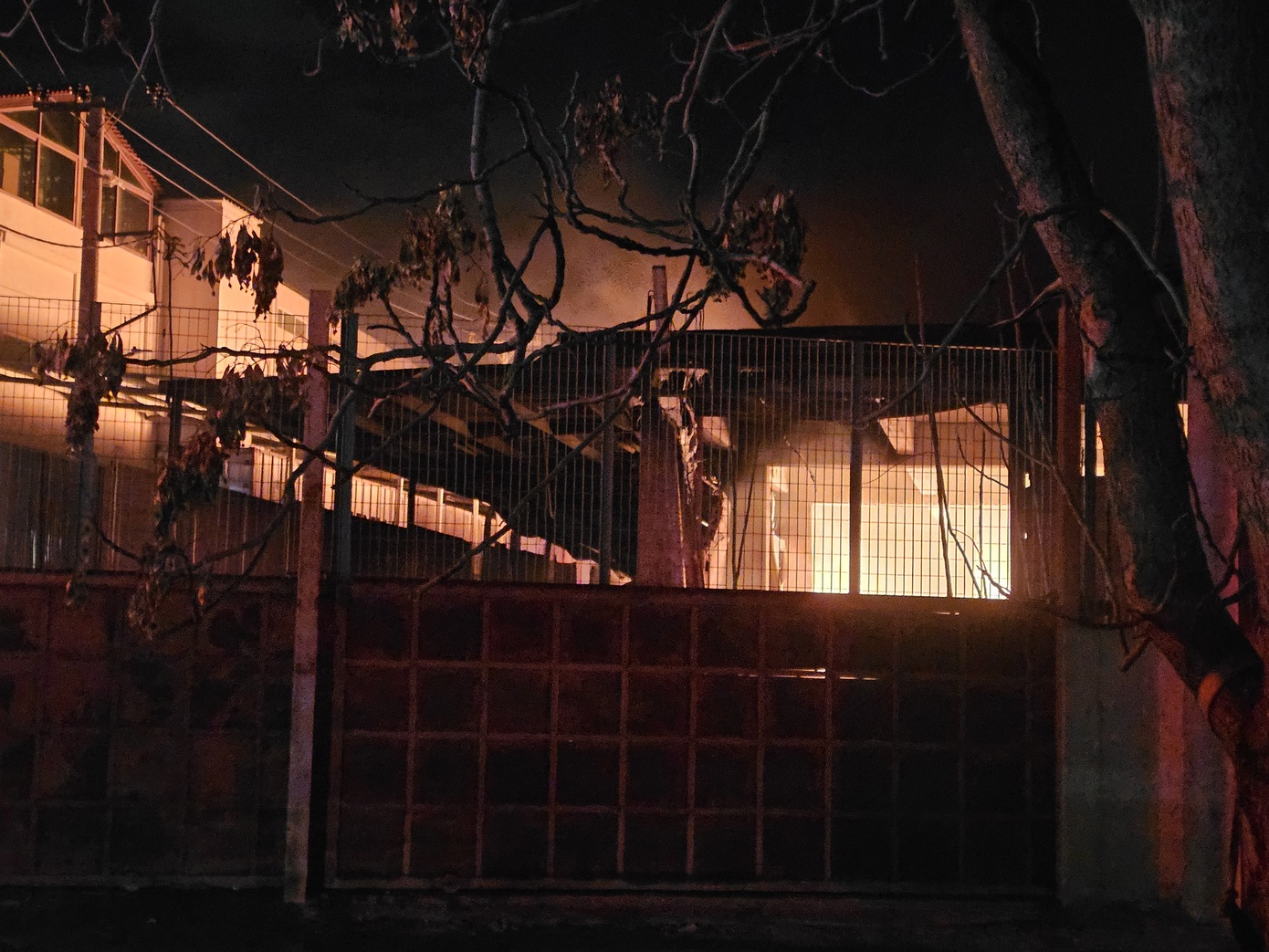 Mάχη με τις φλόγες στο Μενίδι – Σε εξέλιξη η μεγάλη φωτιά που κατακαίει εργοστάσιο πλαστικών – Ήχησε το 112