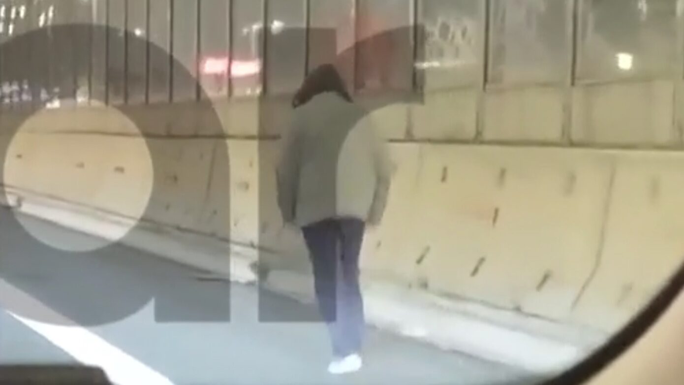 Σοκ! Μεθυσμένος περιπλανιόταν στην Εθνική Οδό από Κηφισιά μέχρι Βαρυμπόμπη – Περπατούσε ζιγκ-ζαγκ στο δρόμο