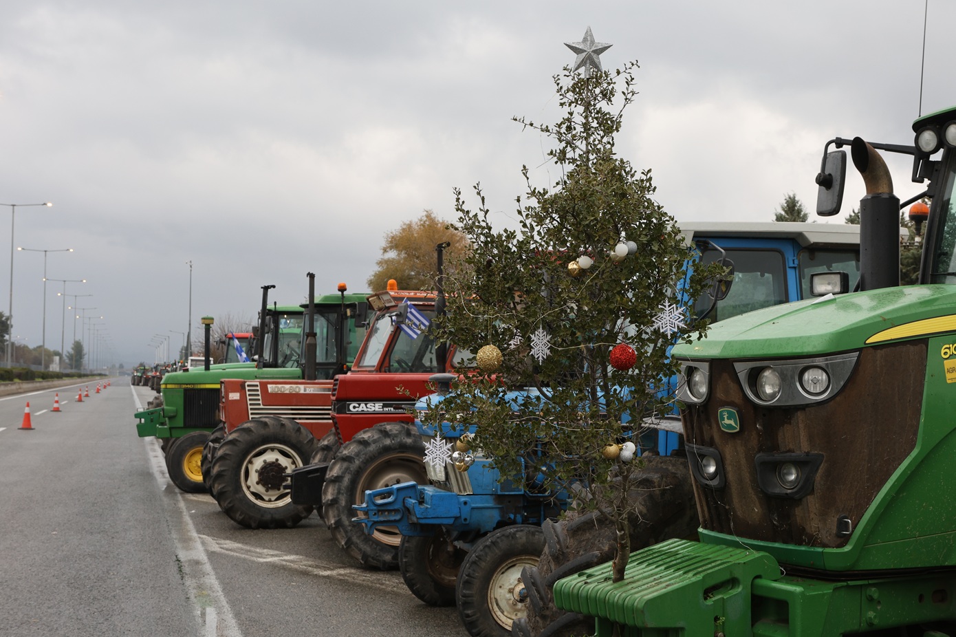 Καθυστερήσεις στην κυκλοφορία από Λαμία προς Αθήνα – Απρόσμενο κλείσιμο και των δύο ρευμάτων από αγρότες στη Θήβα