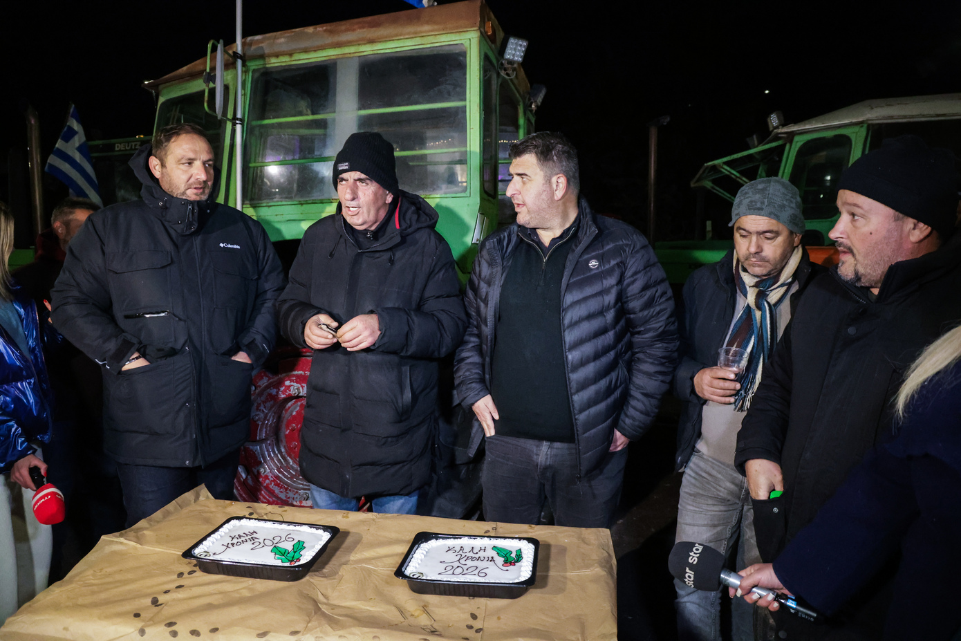 Οι αγρότες υποδέχτηκαν το νέο έτος στα μπλόκα για πρώτη φορά, ενώ πλησιάζει η κρίσιμη σύσκεψη στα Μάλγαρα