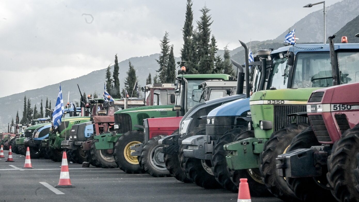 Τα τρακτέρ παρατεταγμένα περιμένουν το ραντεβού με τον Μητσοτάκη στην άκρη του δρόμου