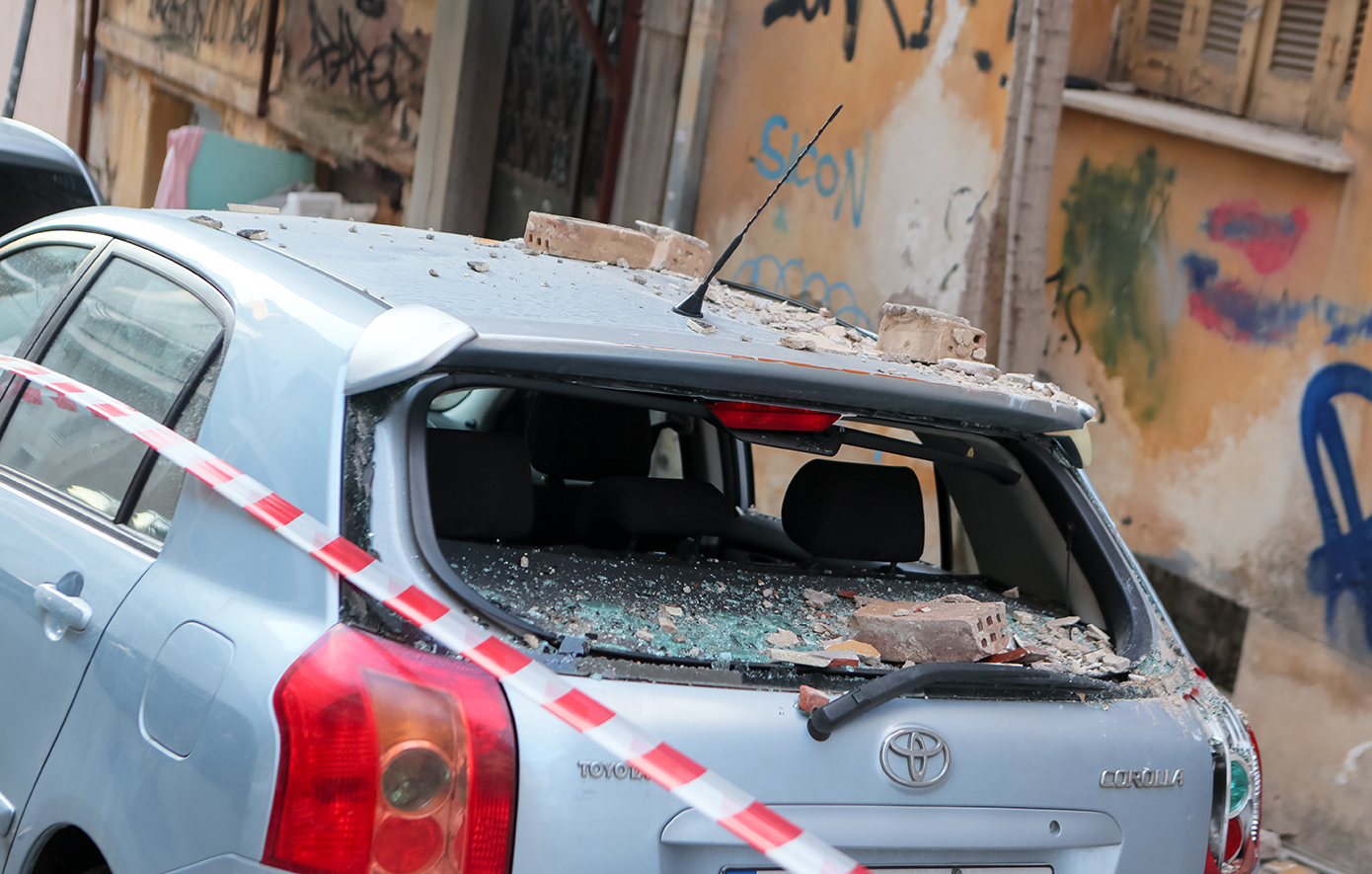 Σοκ στον Νέο Κόσμο: Μπαλκόνι έπεσε πάνω σε παρκαρισμένα αυτοκίνητα