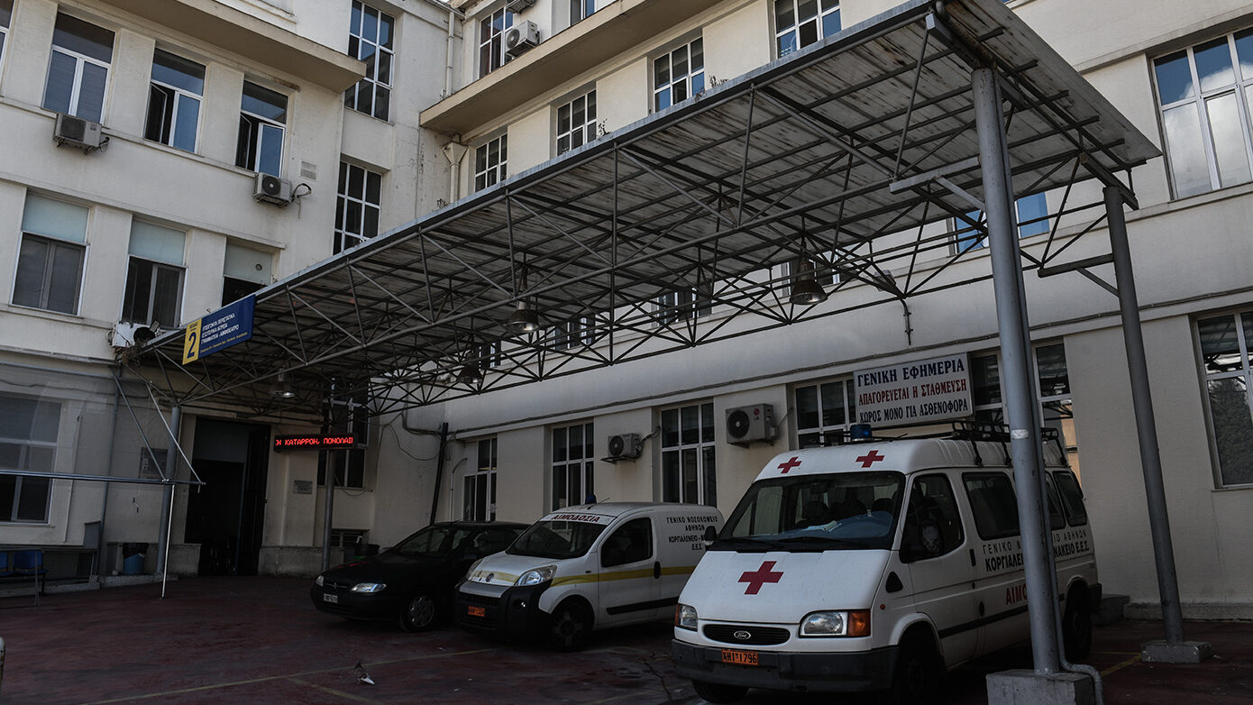 Απόλυτος πανικός στον Ερυθρό Σταυρό: Ασθενής επιτέθηκε, κλώτσαγε και πετούσε αίμα παντού – Εκτόξευσε μπουκάλι με ούρα σε νοσηλευτές
