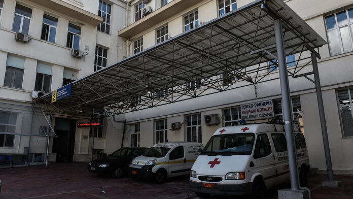 Απόλυτος πανικός στον Ερυθρό Σταυρό: Ασθενής επιτέθηκε, κλώτσαγε και πετούσε αίμα παντού – Εκτόξευσε μπουκάλι με ούρα σε νοσηλευτές