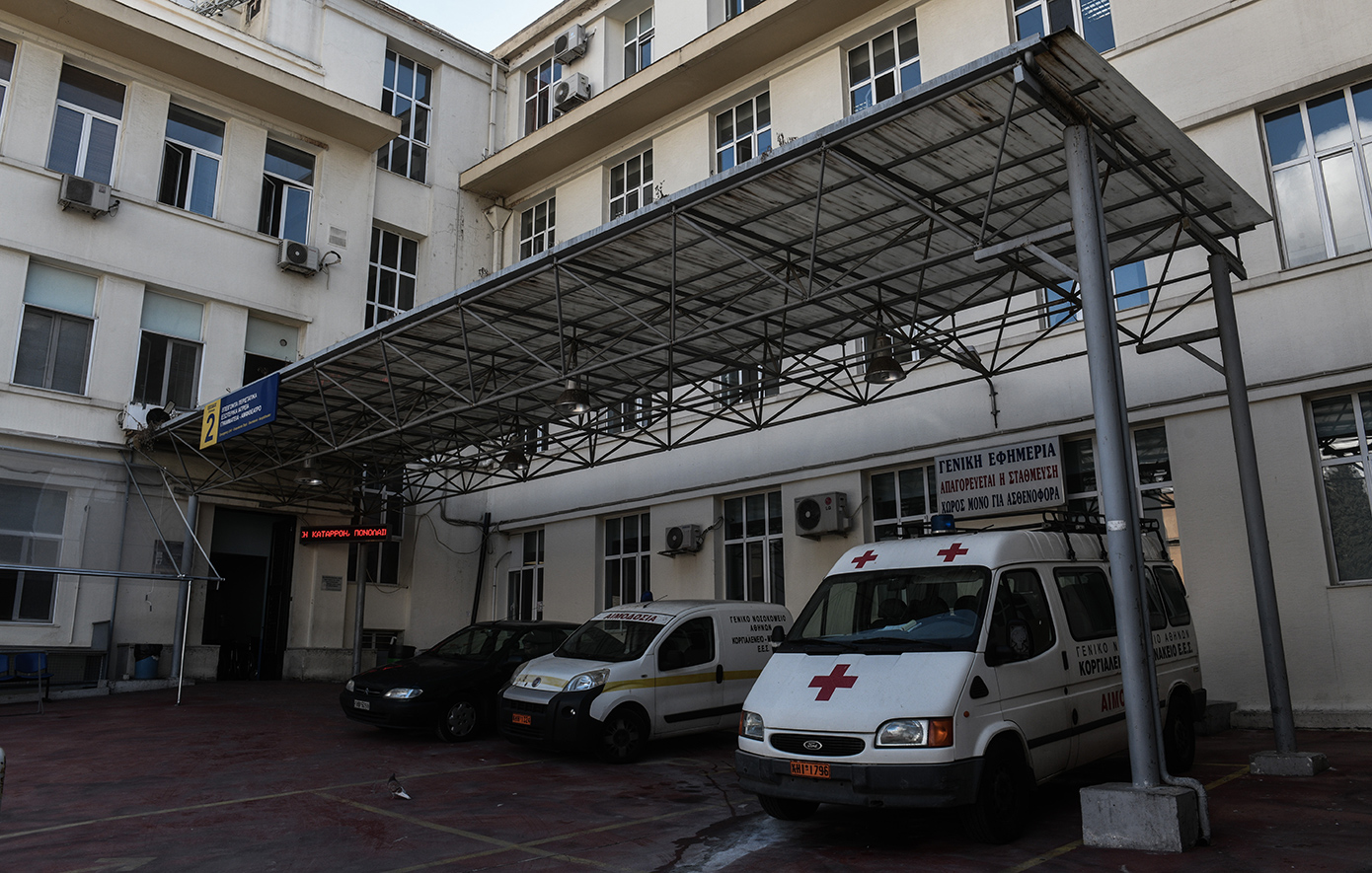 Απόλυτος πανικός στον Ερυθρό Σταυρό: Ασθενής επιτέθηκε, κλώτσαγε και πετούσε αίμα παντού – Εκτόξευσε μπουκάλι με ούρα σε νοσηλευτές