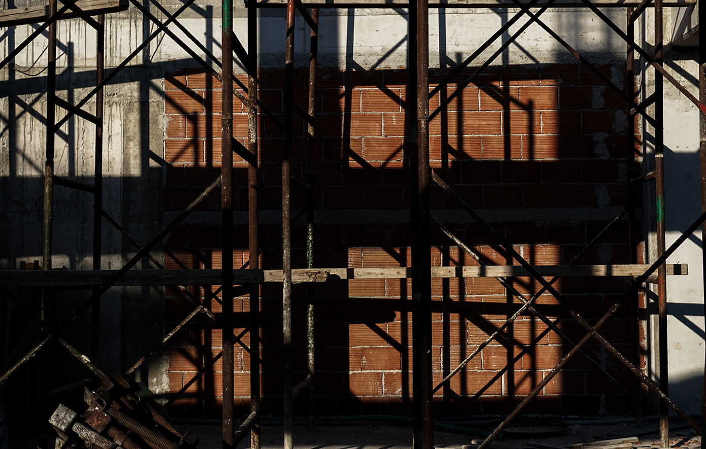 Δήμοι και κυβέρνηση σε φρέσκια σύγκρουση για τα κίνητρα δόμησης και την ένταξη των πολεοδομιών στο Κτηματολόγιο