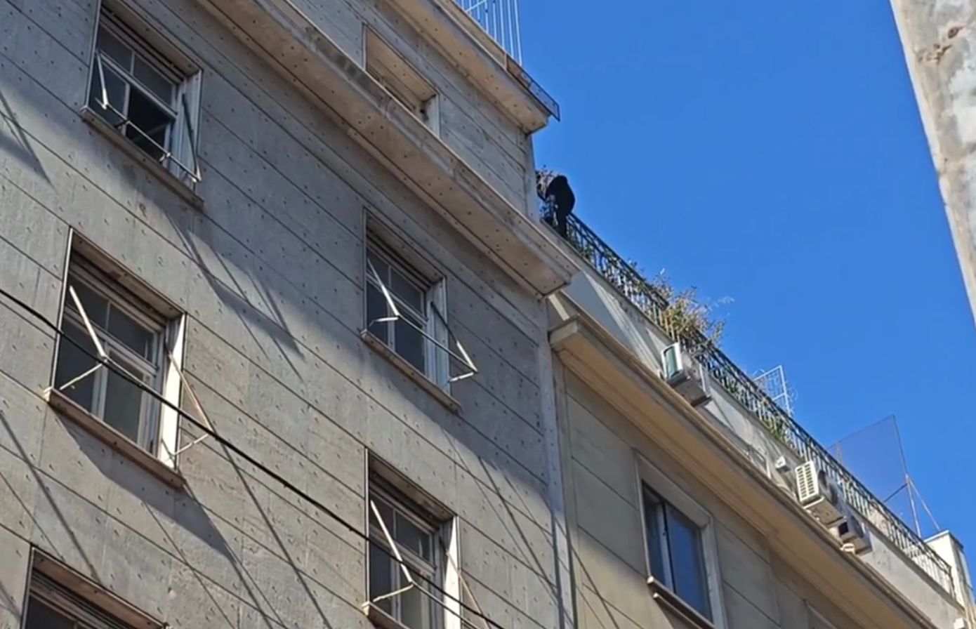 Άνδρας απειλεί να πέσει από τον 7ο όροφο κτιρίου στην οδό Σωκράτους στο κέντρο της Αθήνας