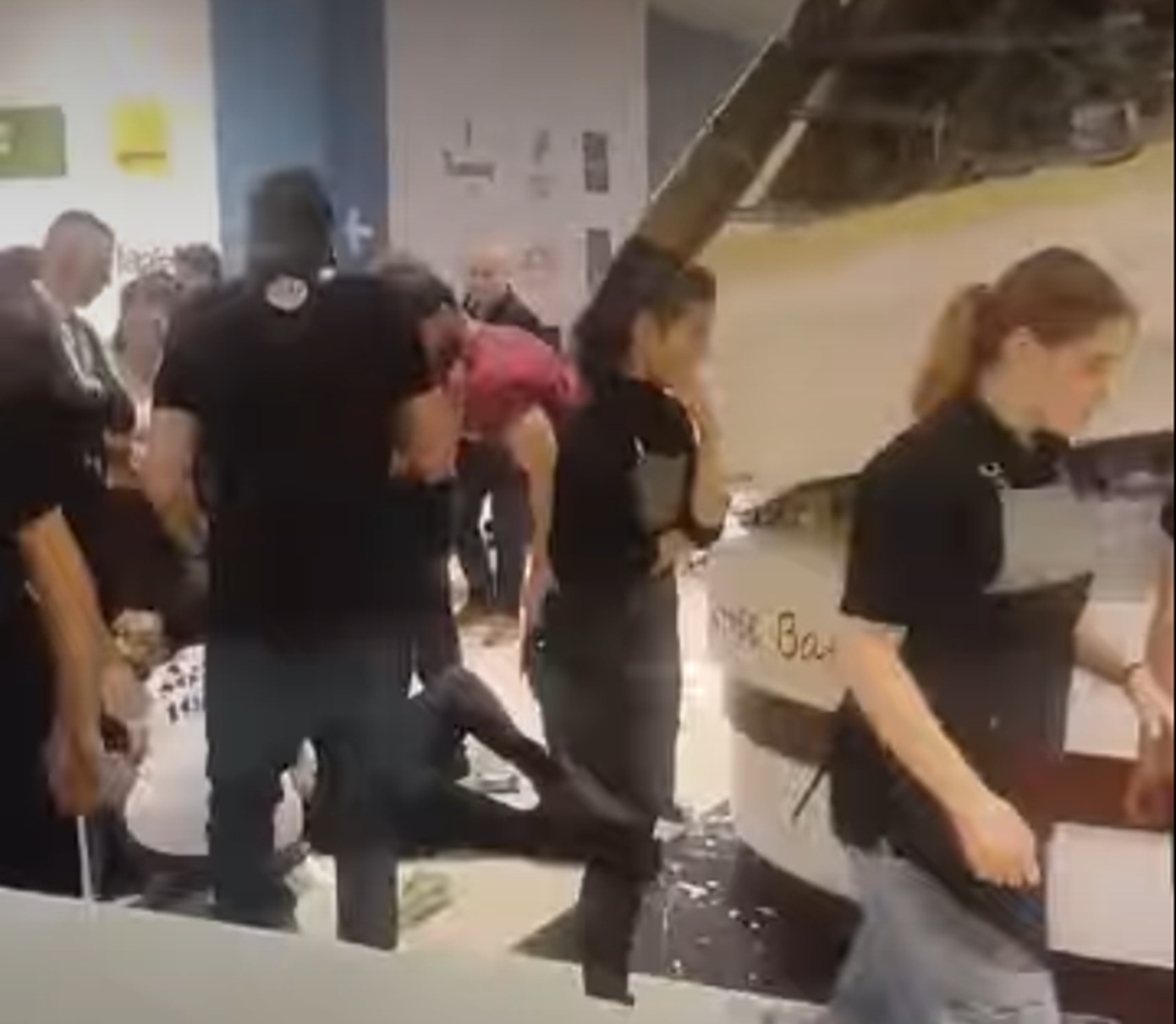 Πανικός σε εμπορικό κέντρο στη Θεσσαλονίκη: Κατέρρευσε οροφή καταστήματος – Γυναίκα τραυματίστηκε στο κεφάλι