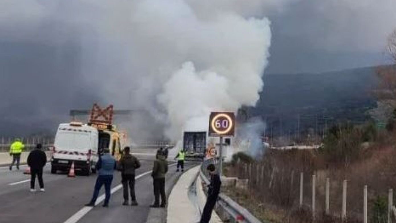 Φορτηγό γεμάτο πλαστικά παραδόθηκε στις φλόγες στην Εγνατία Οδό – Δείτε το βίντεο