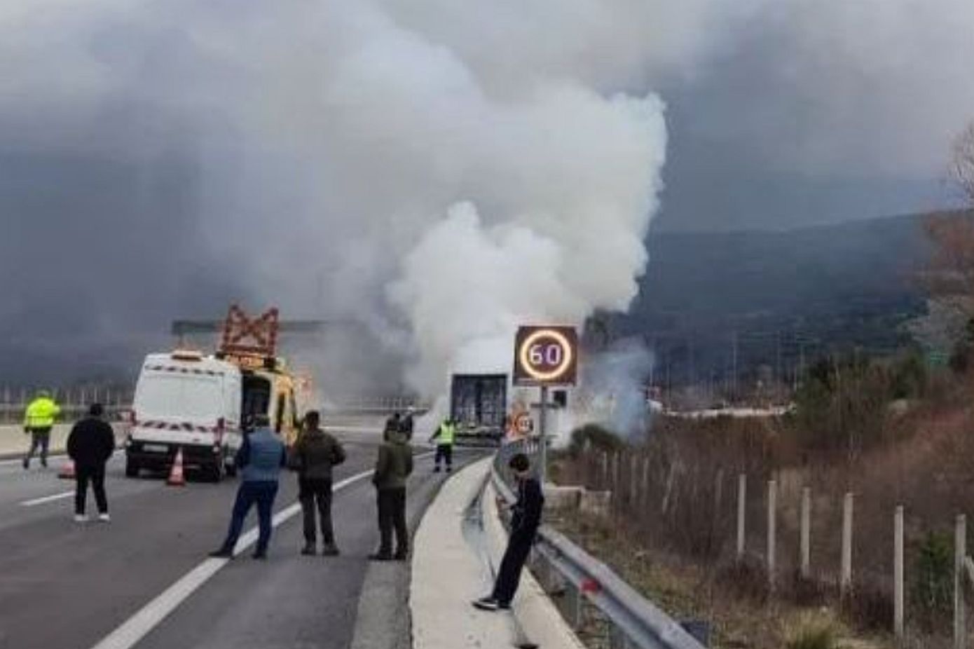 Φορτηγό γεμάτο πλαστικά παραδόθηκε στις φλόγες στην Εγνατία Οδό – Δείτε το βίντεο
