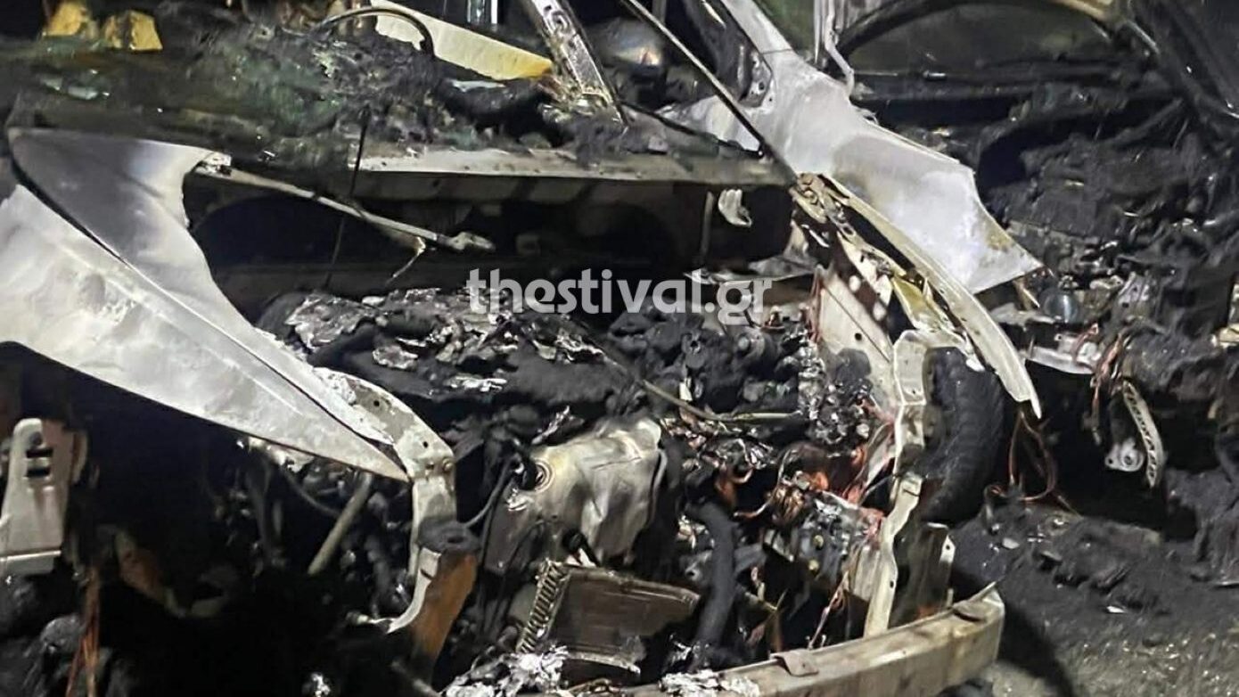 Μεγάλη φωτιά σε μάντρα με αυτοκίνητα στη Θεσσαλονίκη