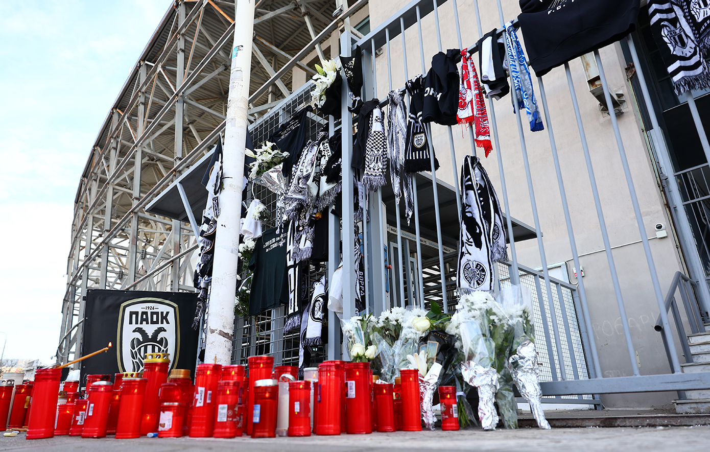Οδύνη στην οικογένεια του ΠΑΟΚ: Κόσμος καταθέτει λουλούδια έξω από τη Θύρα 4 στην Τούμπα