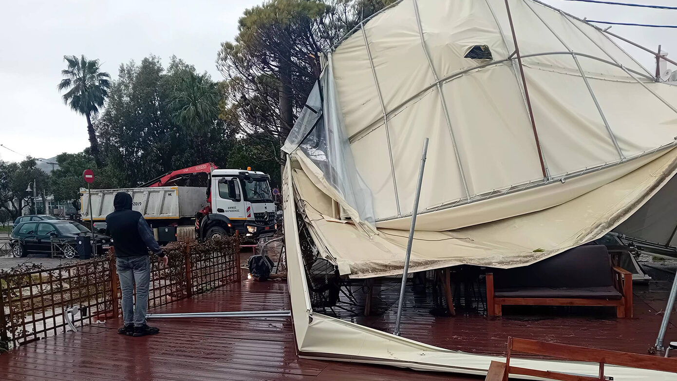 Δυνατοί άνεμοι στον Μαραθώνα: Καταστροφές σε μαγαζιά, κατέρρευσαν σκέπαστρα και τέντες – Δείτε φωτογραφίες