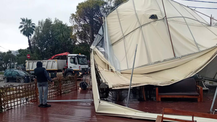 Δυνατοί άνεμοι στον Μαραθώνα: Καταστροφές σε μαγαζιά, κατέρρευσαν σκέπαστρα και τέντες – Δείτε φωτογραφίες