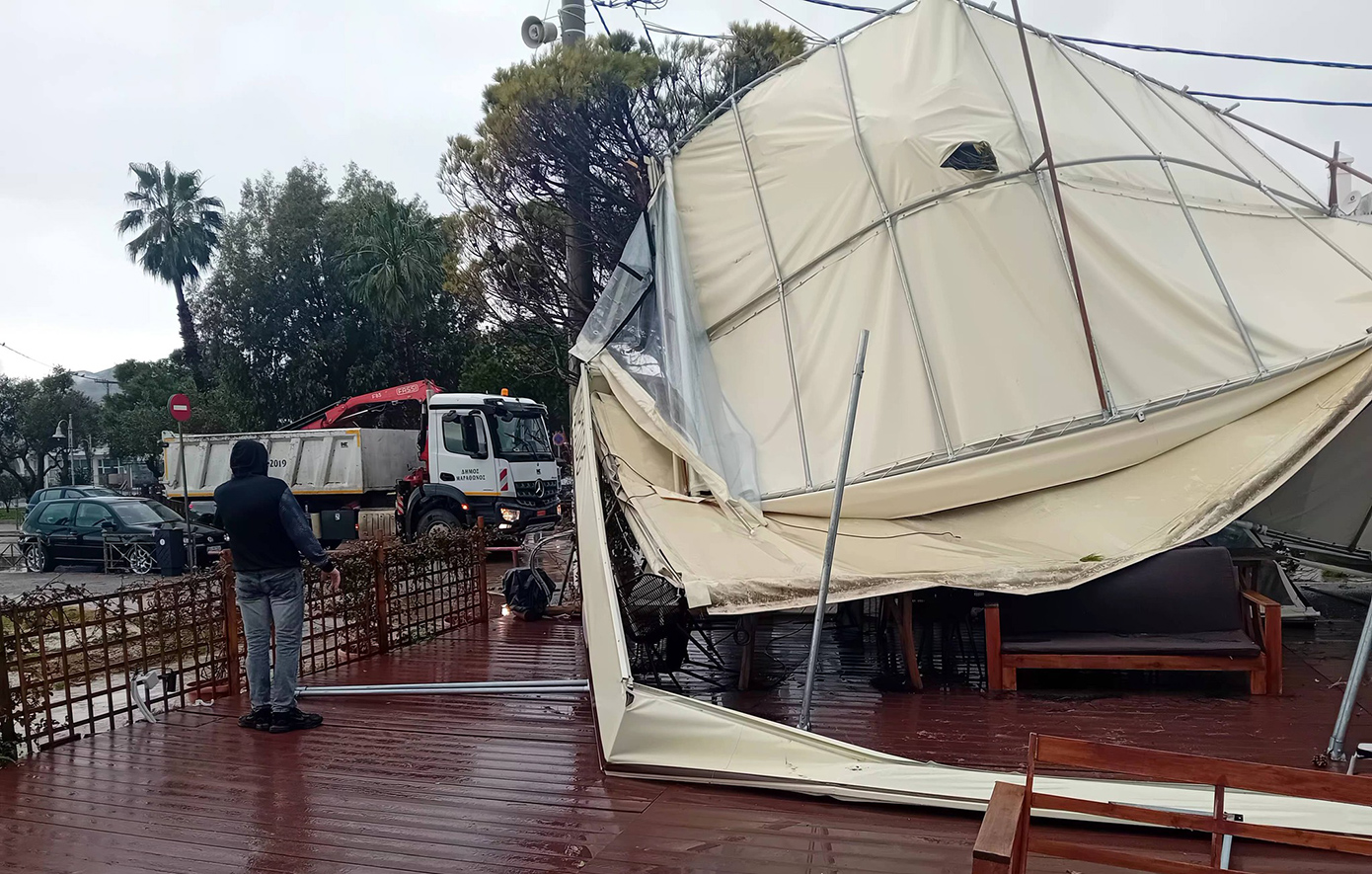 Δυνατοί άνεμοι στον Μαραθώνα: Καταστροφές σε μαγαζιά, κατέρρευσαν σκέπαστρα και τέντες – Δείτε φωτογραφίες