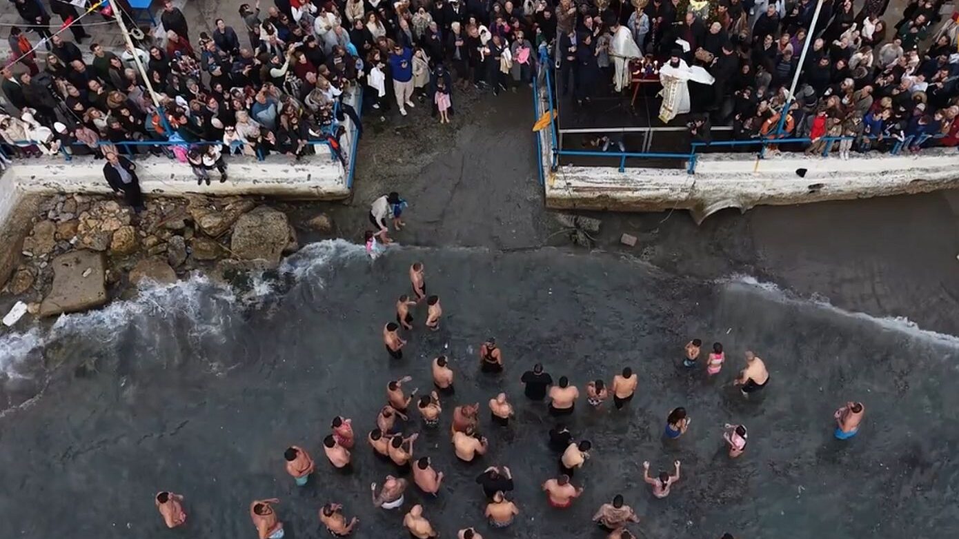 Τα μοναδικά Θεοφάνια στην Πειραϊκή: Κοσμοσυρροή, νησιώτικος αέρας και απλότητα στον «Όρμο της Αφροδίτης»