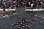 Τα μοναδικά Θεοφάνια στην Πειραϊκή: Κοσμοσυρροή, νησιώτικος αέρας και απλότητα στον «Όρμο της Αφροδίτης»