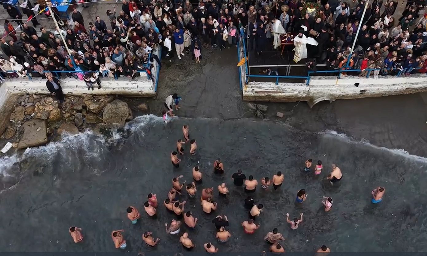 Τα μοναδικά Θεοφάνια στην Πειραϊκή: Κοσμοσυρροή, νησιώτικος αέρας και απλότητα στον «Όρμο της Αφροδίτης»