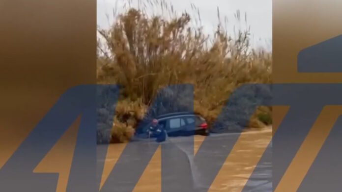 Πικέρμι: Συγκλονιστικό βίντεο απεγκλωβισμού από τα ορμητικά νερά στο ρέμα Βάρδα – Δύο αυτοκίνητα παρασύρθηκαν