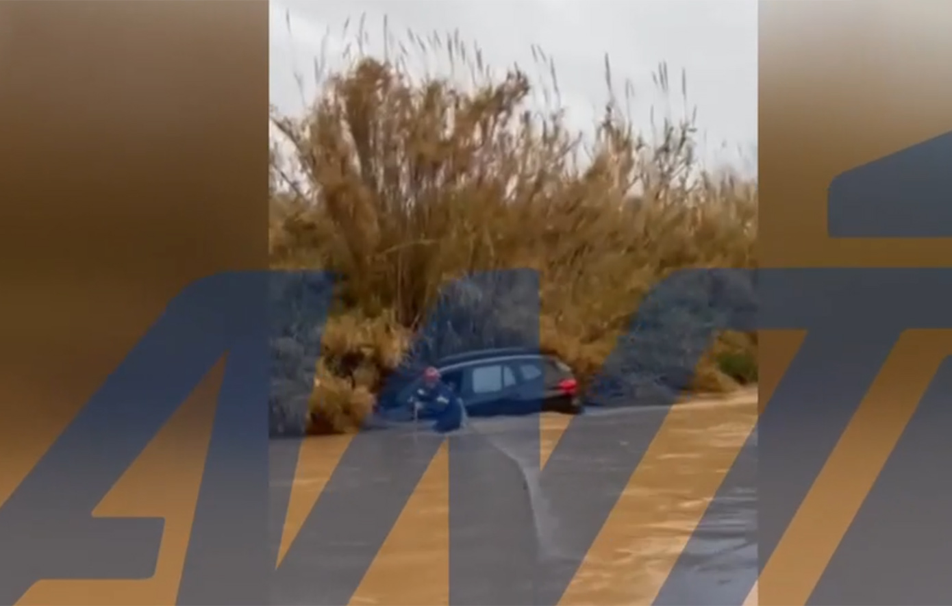 Πικέρμι: Συγκλονιστικό βίντεο απεγκλωβισμού από τα ορμητικά νερά στο ρέμα Βάρδα – Δύο αυτοκίνητα παρασύρθηκαν