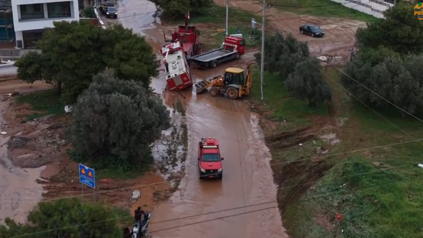 Drone αποκαλύπτει: Η Βάρη πνιγμένη στη λάσπη – Αποκλεισμένοι δρόμοι και ζημιές από την κακοκαιρία