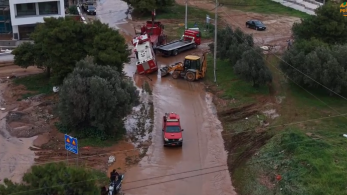 Drone αποκαλύπτει: Η Βάρη πνιγμένη στη λάσπη – Αποκλεισμένοι δρόμοι και ζημιές από την κακοκαιρία