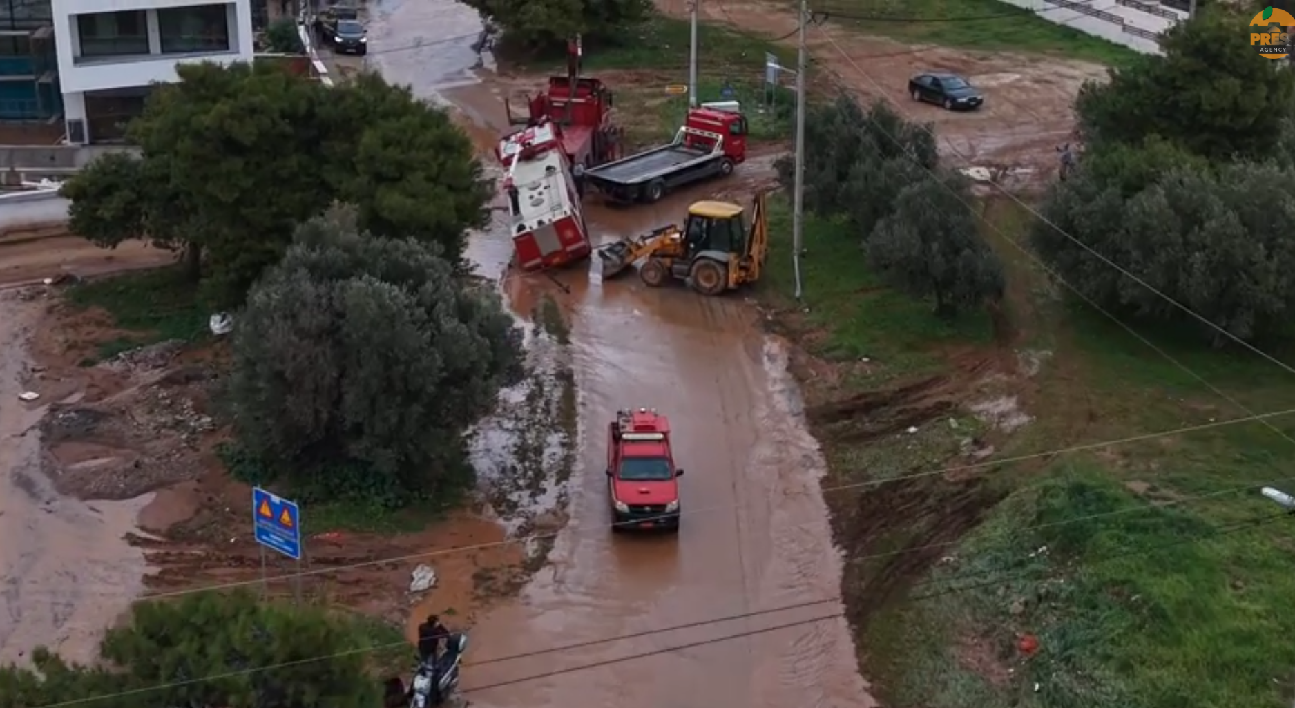 Drone αποκαλύπτει: Η Βάρη πνιγμένη στη λάσπη – Αποκλεισμένοι δρόμοι και ζημιές από την κακοκαιρία