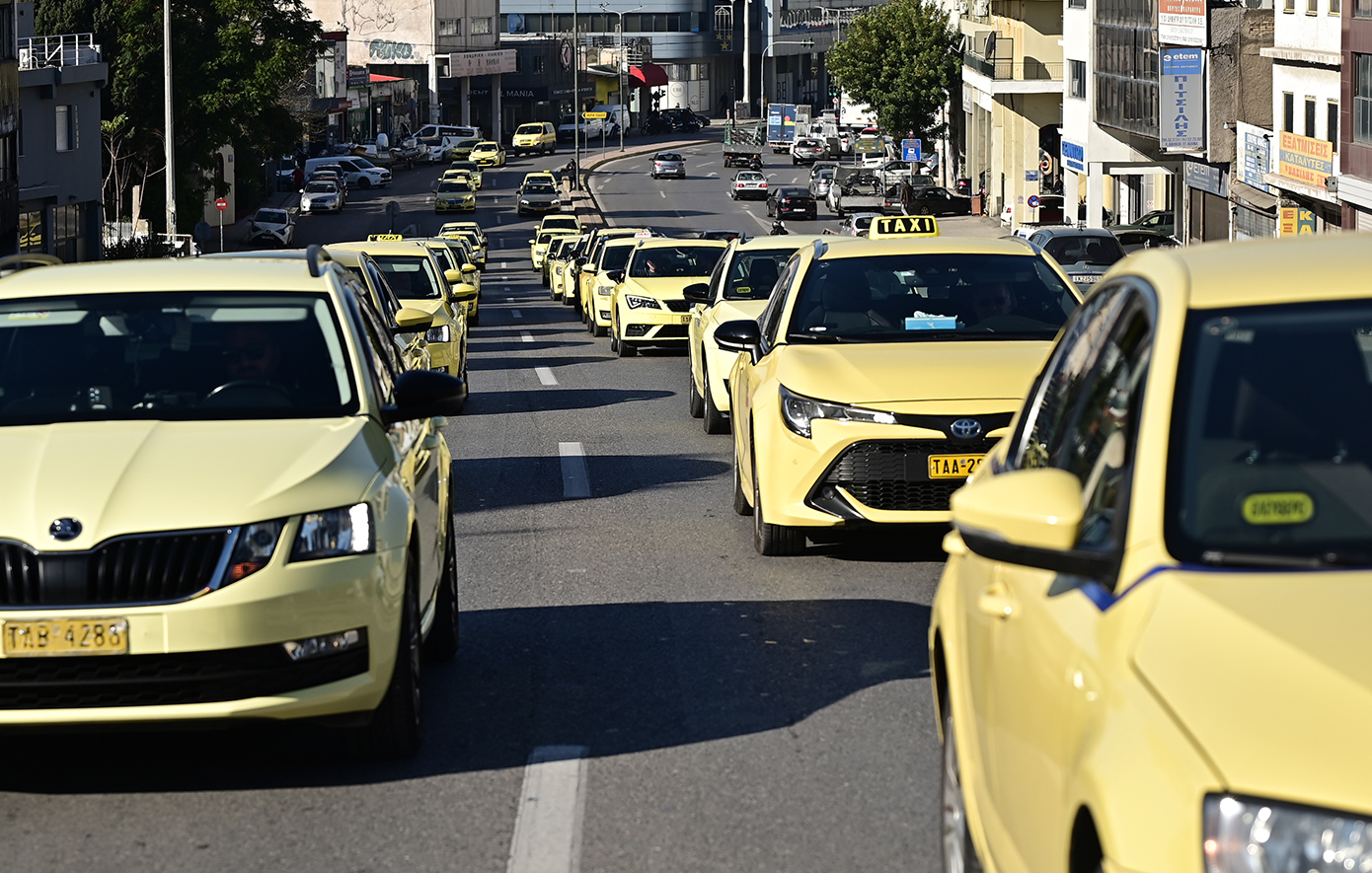 Φρέσκια διαμαρτυρία ταξί – Με καπνογόνα και κόρνες στο υπουργείο Μεταφορών
