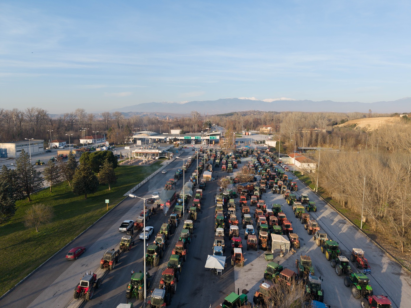Αγροτικά μπλόκα: Απαγορευμένη η διέλευση φορτηγών σε Ευζώνους και Προμαχώνα, ανοιχτό το τελωνείο Νίκης