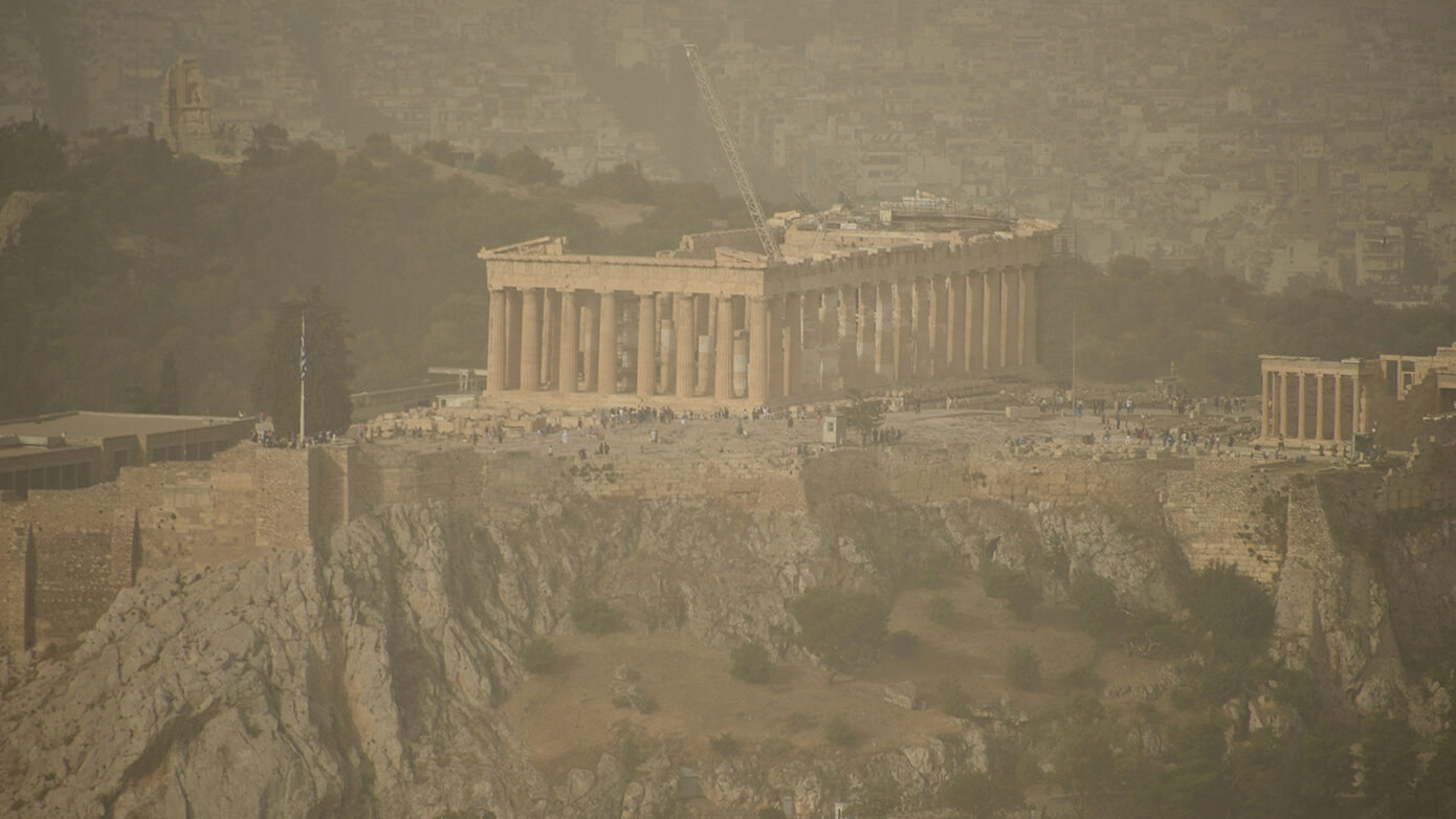 Καιρός: Δυναμώνουν οι νοτιάδες, αυξάνεται η θερμοκρασία – Πού αναμένονται βροχές – Θεοφάνεια με αφρικανική σκόνη