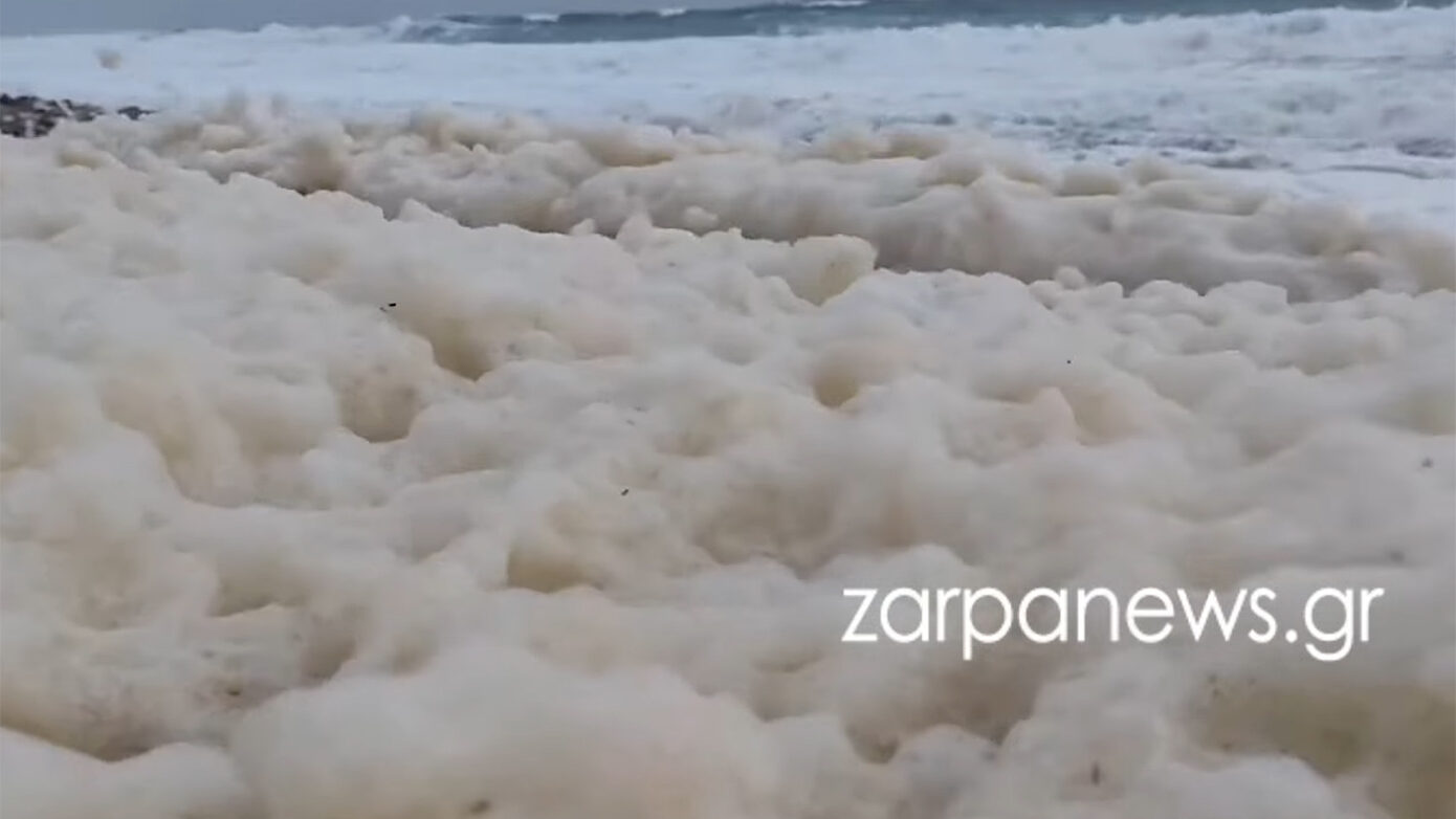 Ακτή στην Παλαιοχώρα Χανίων καλύφθηκε από αφρούς μετά την κακοκαιρία – Δείτε το βίντεο
