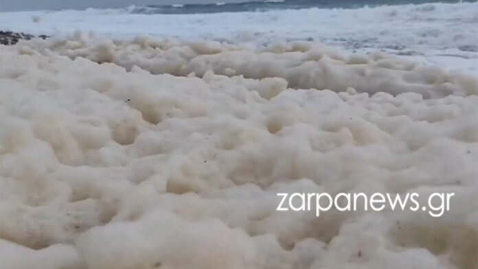 Ακτή στην Παλαιοχώρα Χανίων καλύφθηκε από αφρούς μετά την κακοκαιρία – Δείτε το βίντεο