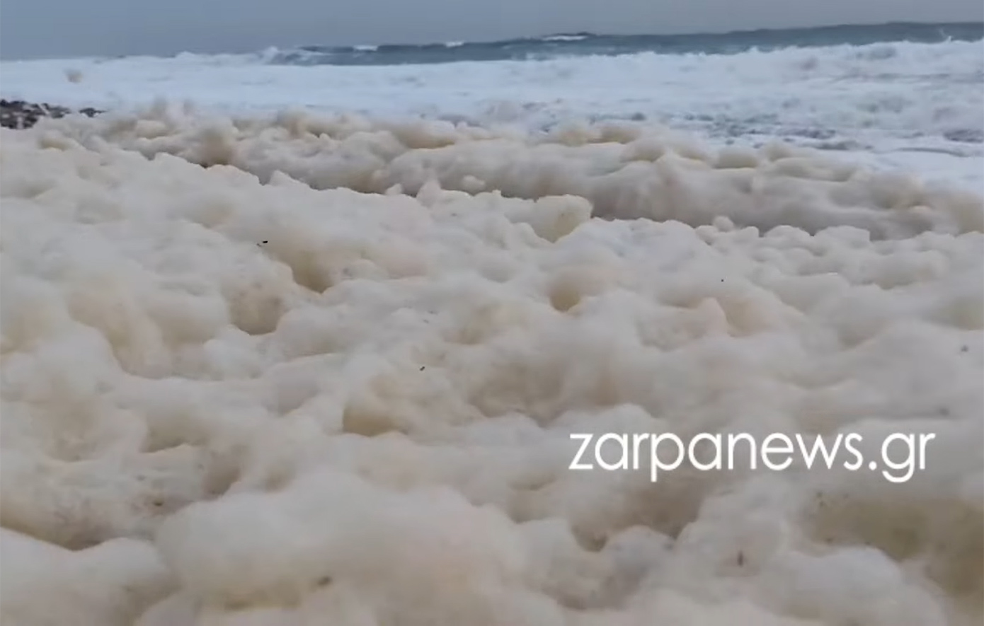 Ακτή στην Παλαιοχώρα Χανίων καλύφθηκε από αφρούς μετά την κακοκαιρία – Δείτε το βίντεο