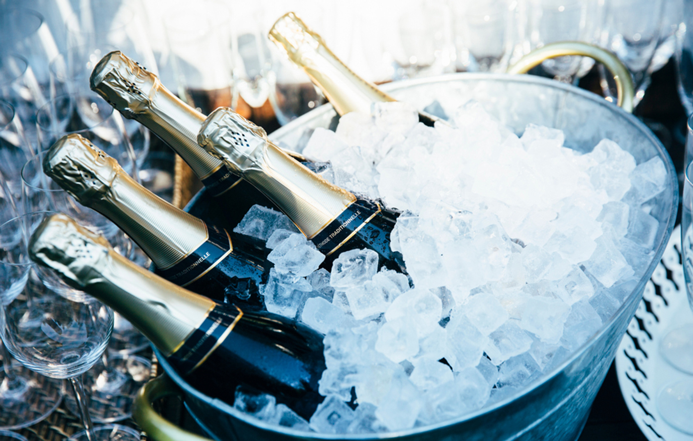 Ο Τραμπ απειλεί με δασμούς 200% στα γαλλικά κρασιά και σαμπάνιες