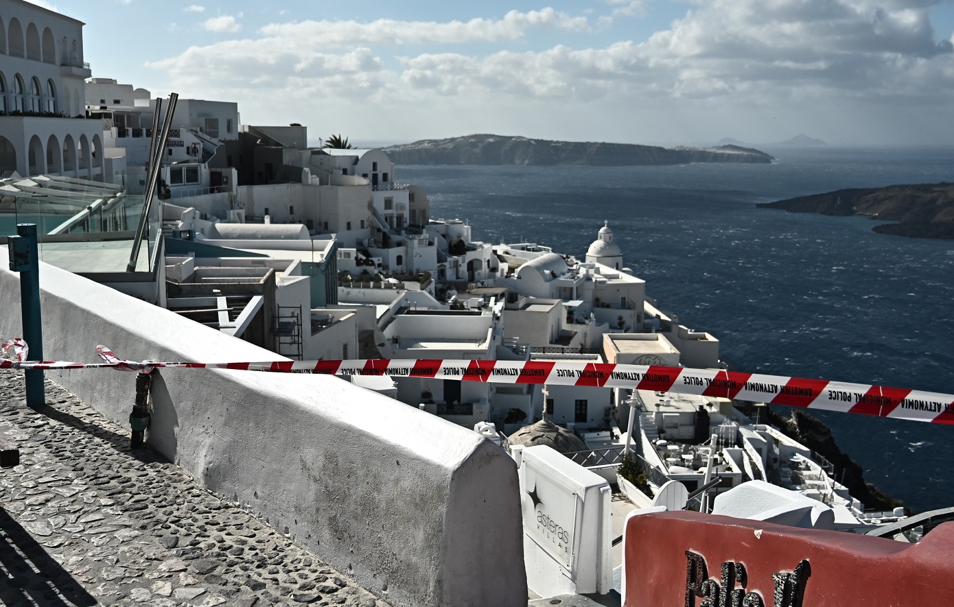 Αντιμετώπιση ηφαιστειακής απειλής και τσουνάμι στη Σαντορίνη: Το πιο δυσμενές σενάριο – Οι προβλέψεις του Κώστα Παπαζάχου