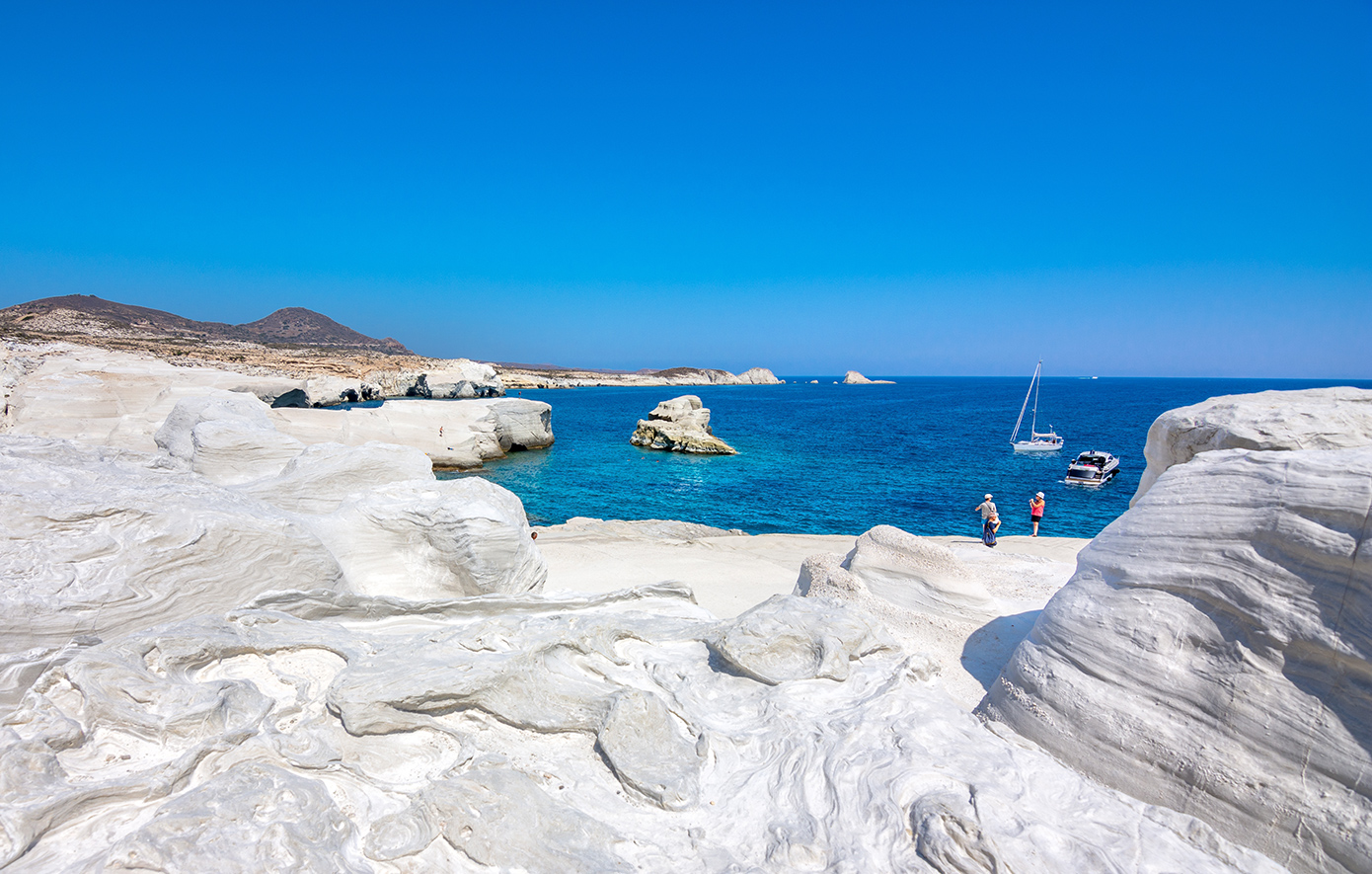 Η V Tourism για το Domes White Coast Milos: Το ξενοδοχείο δεν είναι κοντά στο Σαρακήνικο