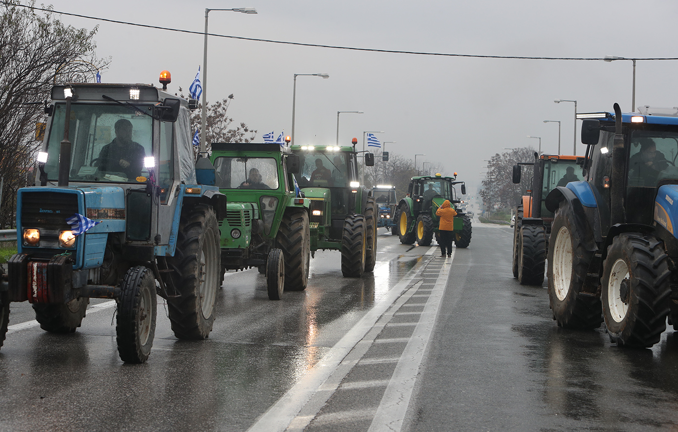 Οι αγρότες «διχάζουν» τη χώρα – Αποκλείουν όλους τους δρόμους