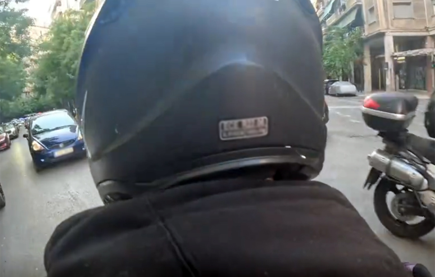 Ανεξέλεγκτη οδήγηση μοτοσικλετιστή στην καρδιά της Αθήνας: Σφήνες, παραβίαση κόκκινου και βίντεο στο TikTok