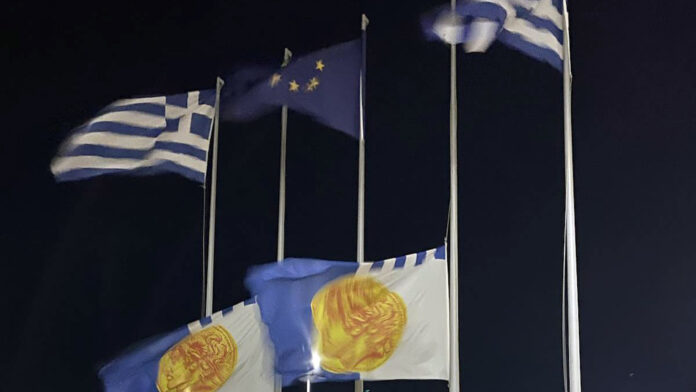 Μεσίστιες οι σημαίες στο δημαρχείο Θεσσαλονίκης για τους επτά φιλάθλους του ΠΑΟΚ που σκοτώθηκαν στη Ρουμανία