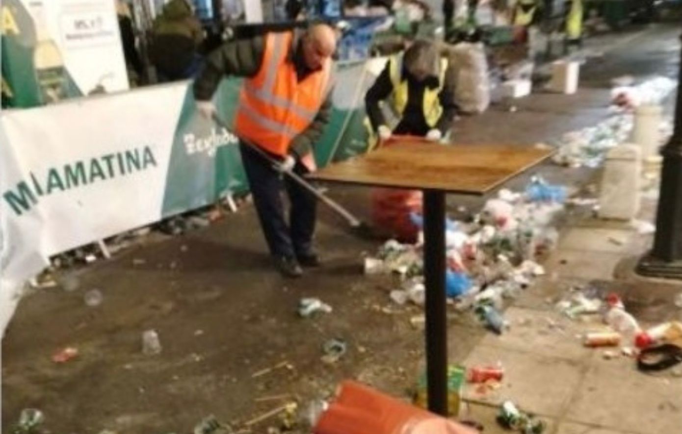 Επτακόσιοι τόνοι απορριμμάτων συλλέχθηκαν στη Θεσσαλονίκη από τις Πρωτοχρονιάτικες εκδηλώσεις – «Ανταποκριθήκαμε στην πίεση των ημερών»