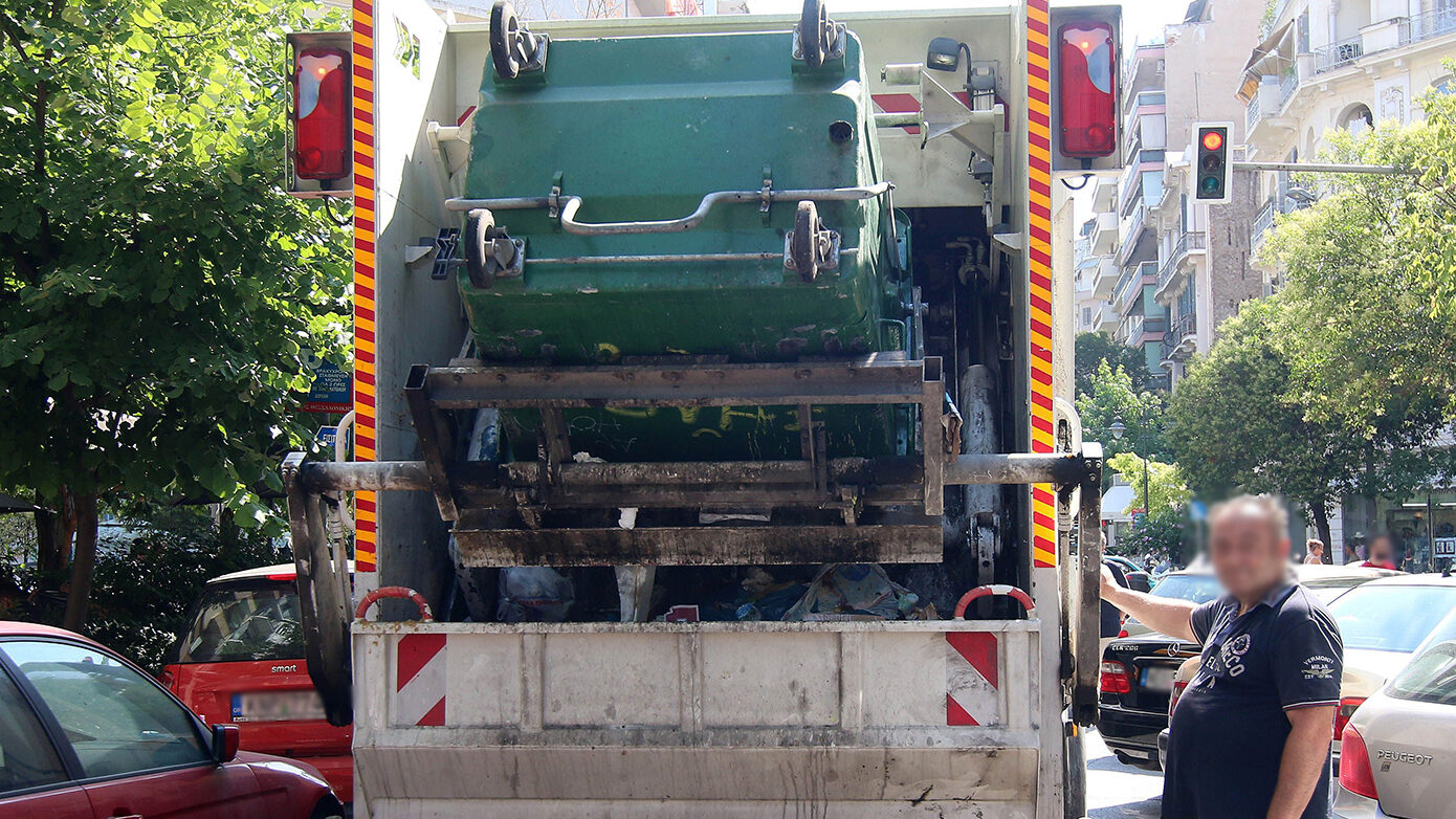Σύγκρουση οδηγού απορριμματοφόρου με επιβάτες φορτηγού στην Πολίχνη