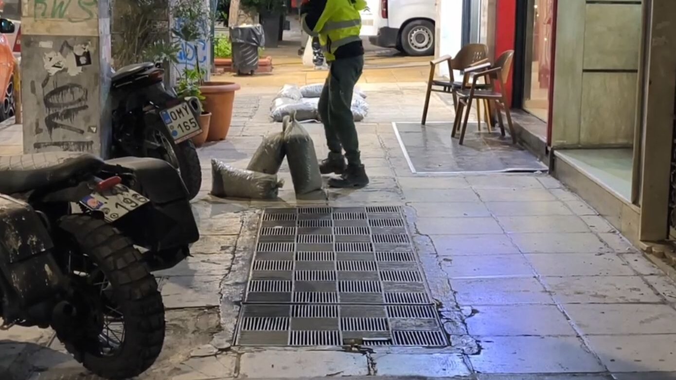 Ποια είναι τα σακιά και τα νάιλον που τοποθετούν συνεργεία στις σχάρες κατά την κακοκαιρία