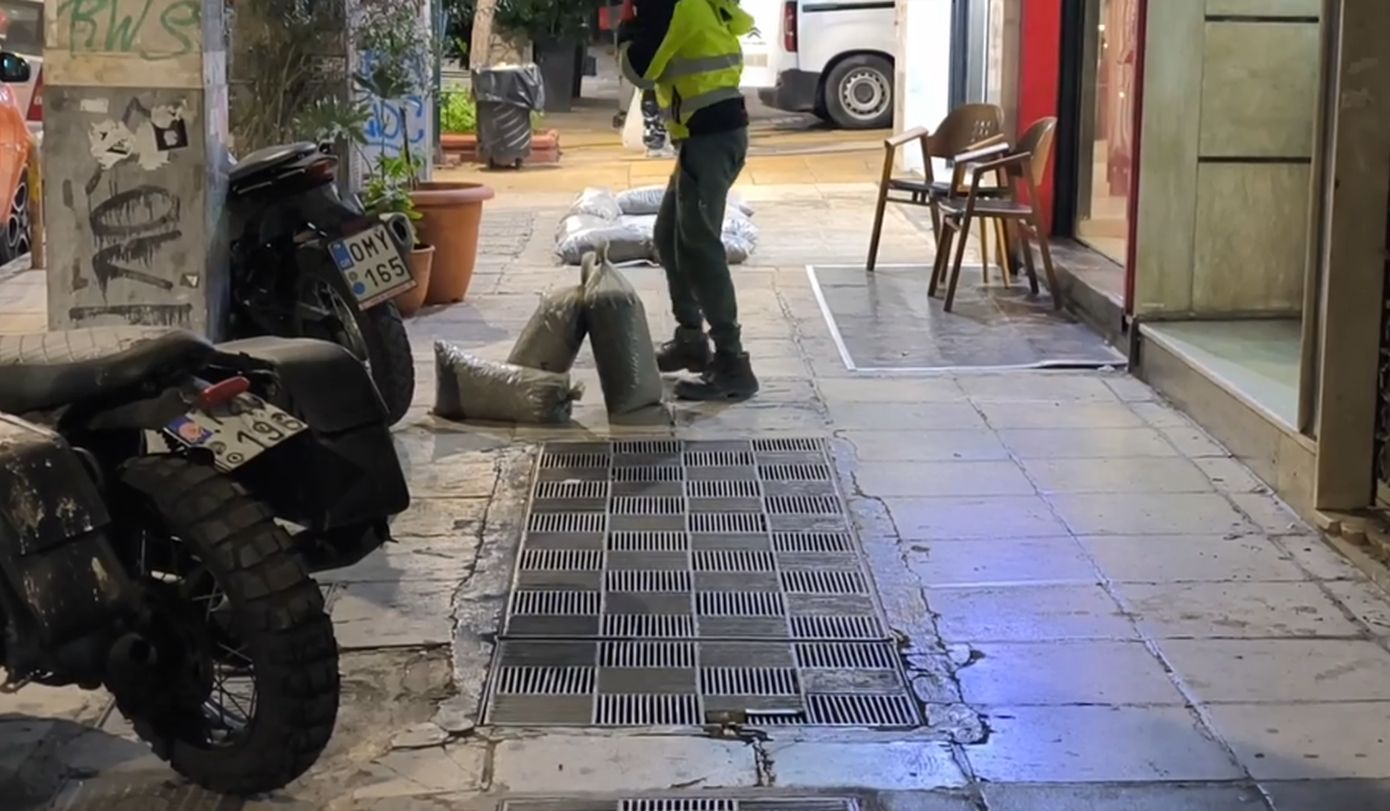 Ποια είναι τα σακιά και τα νάιλον που τοποθετούν συνεργεία στις σχάρες κατά την κακοκαιρία