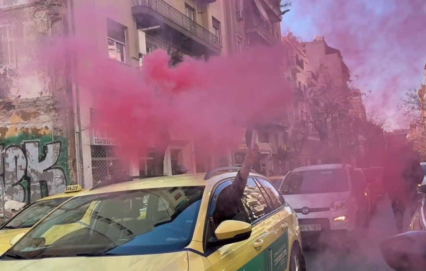 Απεργία ταξί: Με καπνογόνα και κόρνες πορεύονται στο υπουργείο Μεταφορών οι οδηγοί – «Δεν υποχωρούμε»