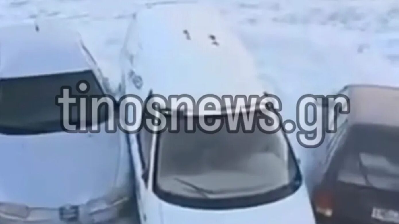 Καταστροφική κακοκαιρία στην Τήνο – Τα κύματα πλημμύρισαν το λιμάνι και παρέσυραν οχήματα