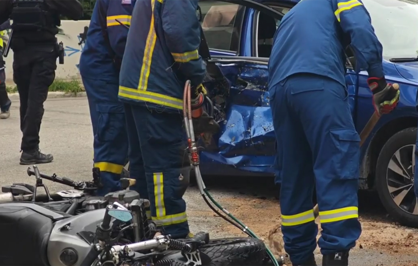Σύγκρουση στον Βύρωνα: Αυτοκίνητο χτύπησε δίκυκλο – Στο νοσοκομείο οι επιβάτες της μηχανής