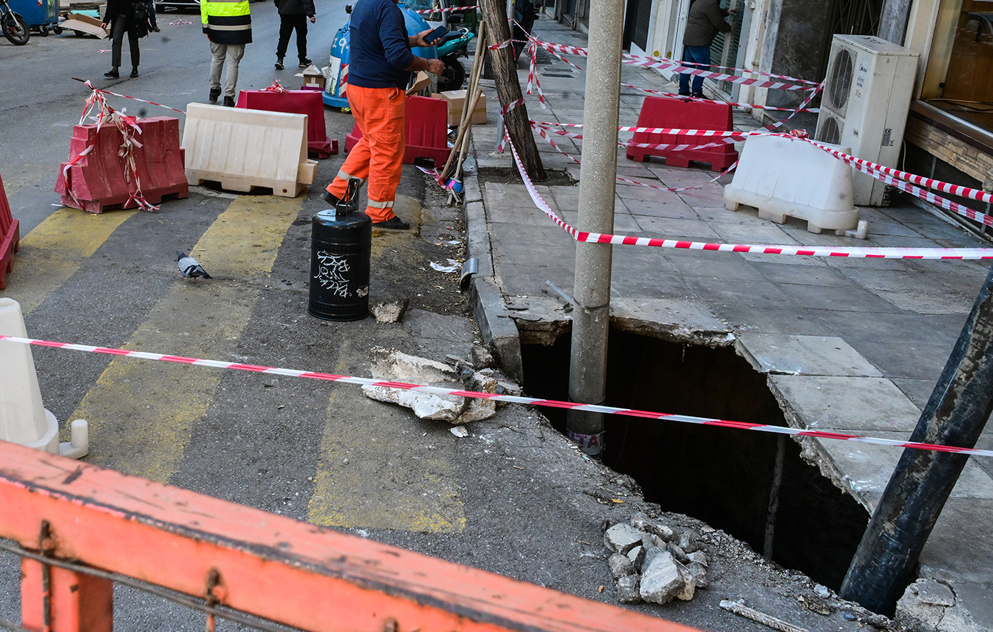Τρύπα στο έδαφος στη Βασιλέως Γεωργίου «κατάπιε» κολόνα – Νέες κυκλοφοριακές ρυθμίσεις στο σημείο