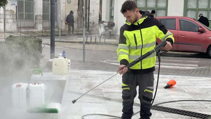 Συνεχίζονται οι εργασίες καθαρισμού στην κεντρική πλατεία Τυρνάβου