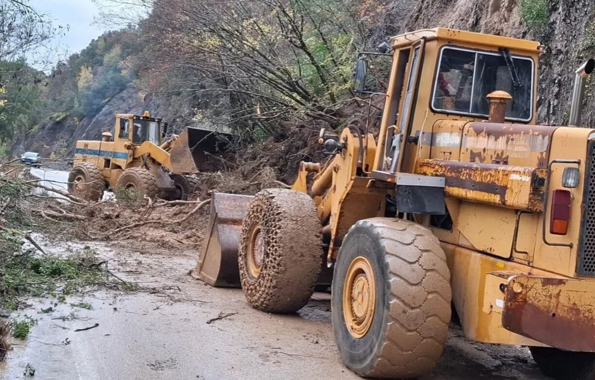 Καταπτώσεις βράχων και καθιζήσεις στο οδικό δίκτυο των Τζουμέρκων – Ζημιές στο δίκτυο υδροδότησης