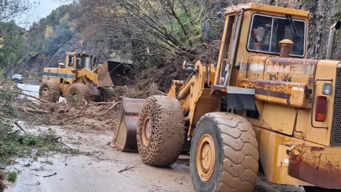 Καταπτώσεις βράχων και καθιζήσεις στο οδικό δίκτυο των Τζουμέρκων – Ζημιές στο δίκτυο υδροδότησης